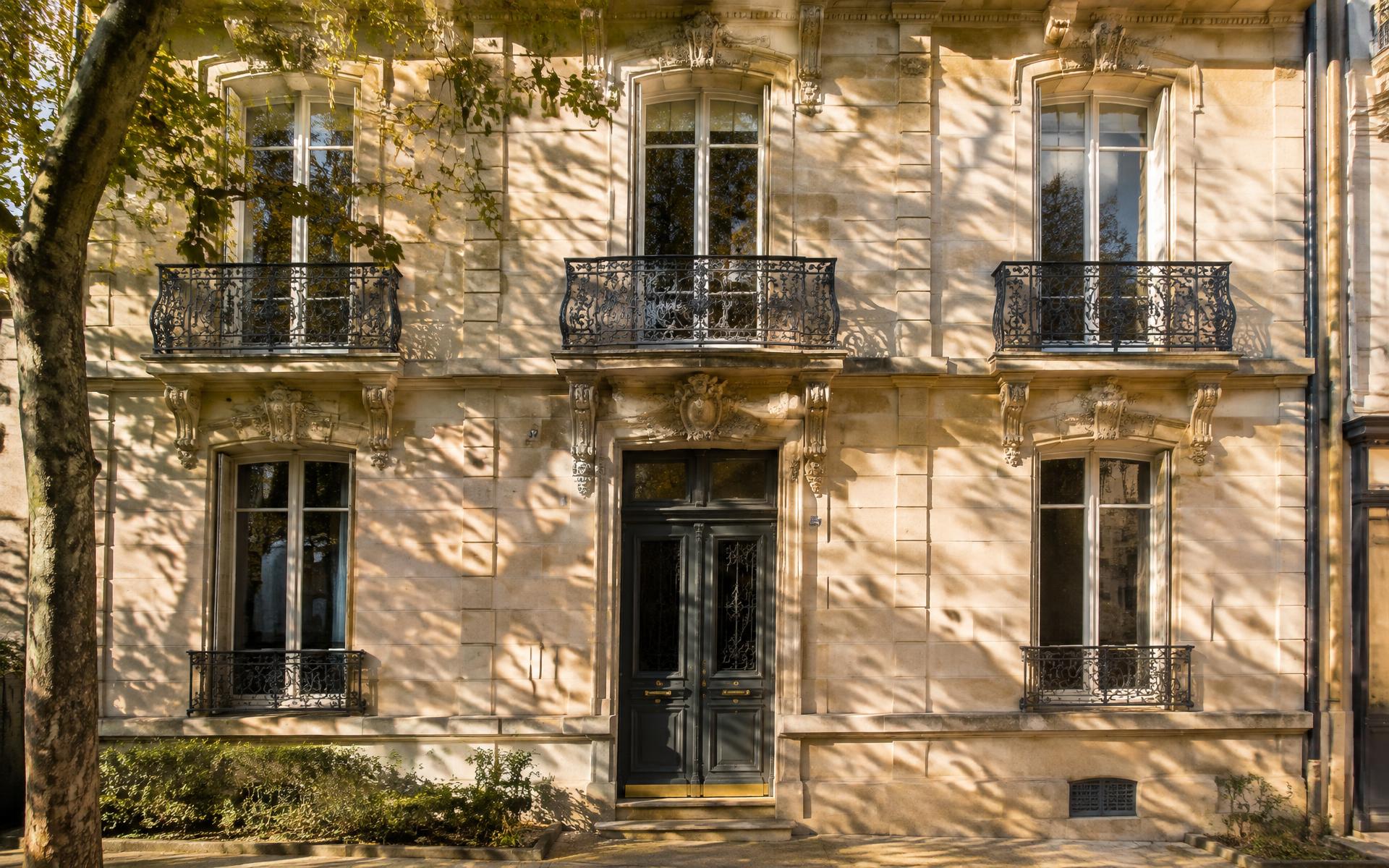 Façade en pierre d'une maison bourgeoise à Orléans, lumière du matin